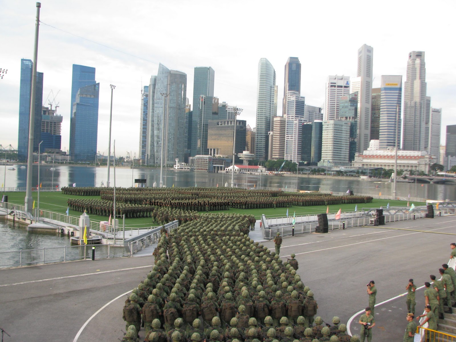 В Сингапуре родителям новорожденных теперь вручают повестку в армию