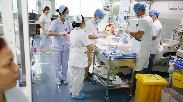 В Китае врач умерла от перегрузки на работе