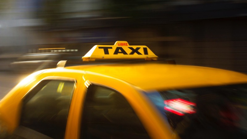 В Речице пассажир избил таксиста за запрет пить пиво в салоне