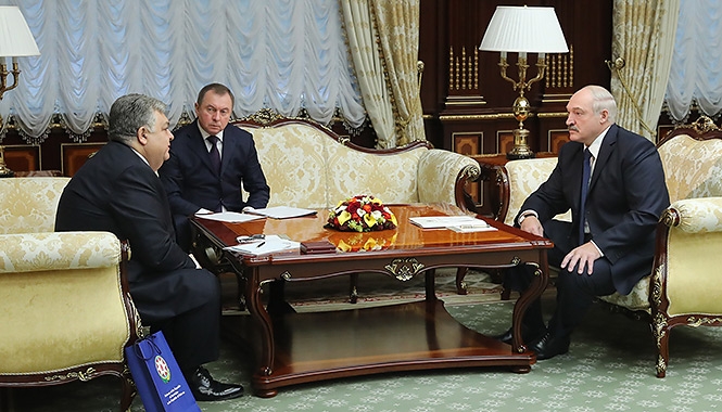 Есть масса вопросов. Лукашенко встретился с Чрезвычайным и Полномочным Послом Азербайджана в Беларуси