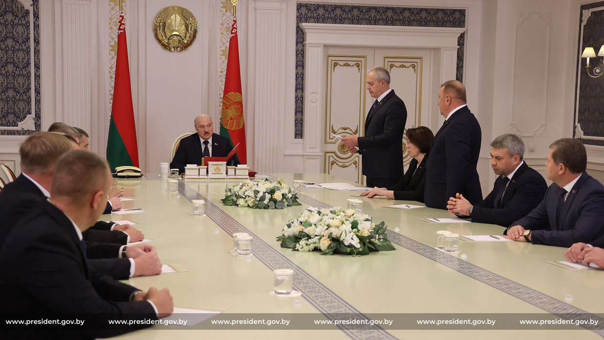 Лукашенко сказал, что с новых 12 председателей исполкомов будет жесткий спрос