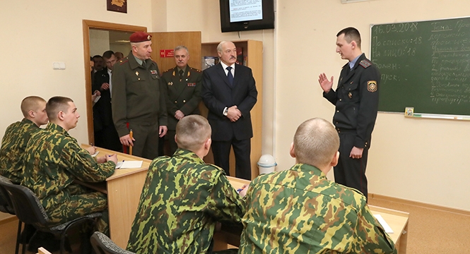 Александр Лукашенко сегодня посетил одну из войсковых частей МВД в Минске