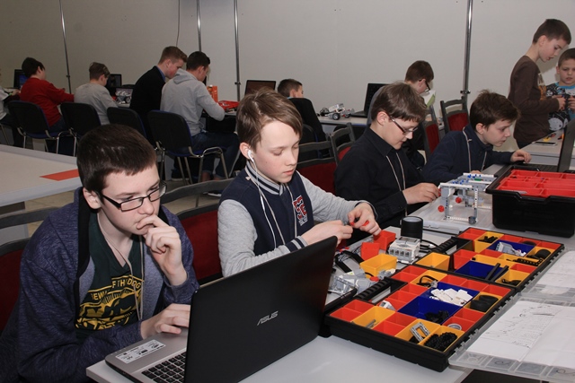 Лучших юных новаторов и создателей роботов выбирали в Беларуси