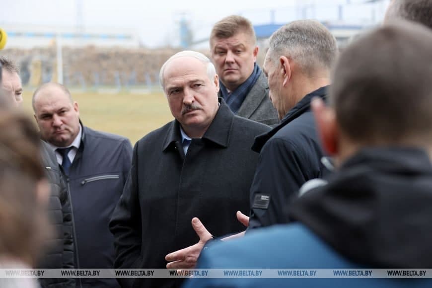 Лукашенко знакомится с производством картона на Добрушской бумажной фабрике