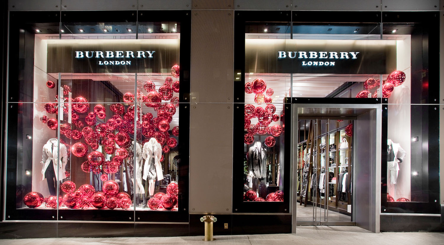 Burberry перестанет сжигать не проданную продукцию и откажется от натурального меха