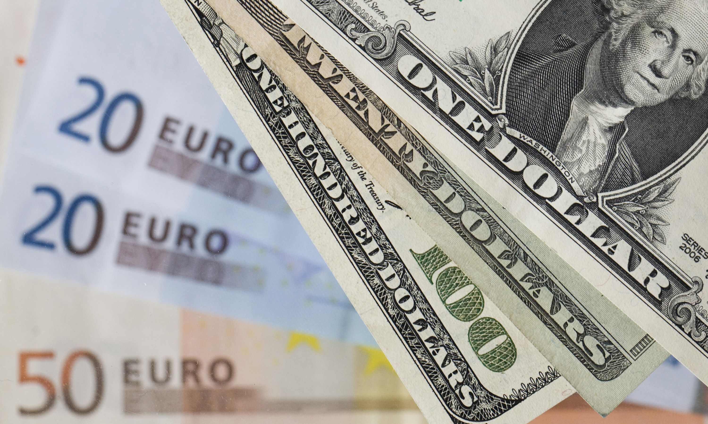 Доллар и евро на торгах 30 октября подешевели, российский рубль подорожал