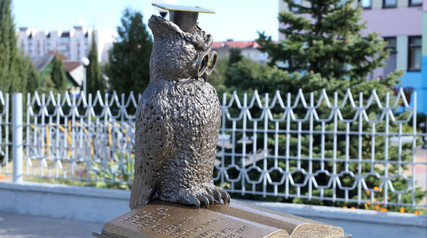 Талисманом жлобинской гимназии стала 300-килограммовая скульптура совы от БМЗ