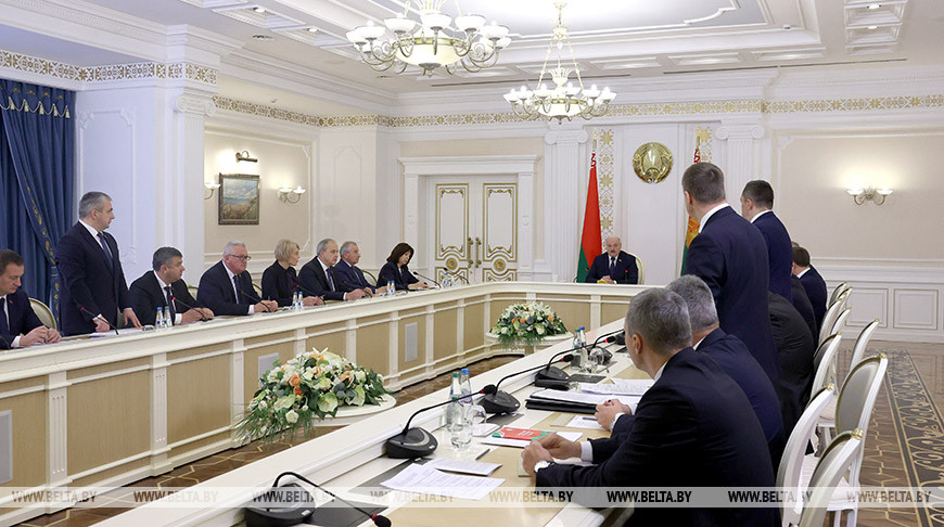 Лукашенко сказал чиновникам, что делать, чтобы не воевать: Наша война проходит не через Украину