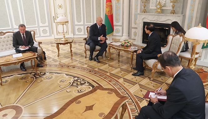 Александр Лукашенко встретился с послом Вьетнама Ле Анем