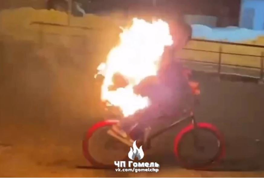 Видео. Речицкий подросток поджег на себе одежду для трюка на велосипеде