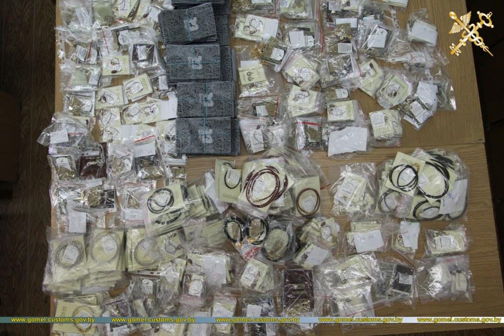 Шесть килограмм ювелирных изделий при досмотре обнаружили таможенники