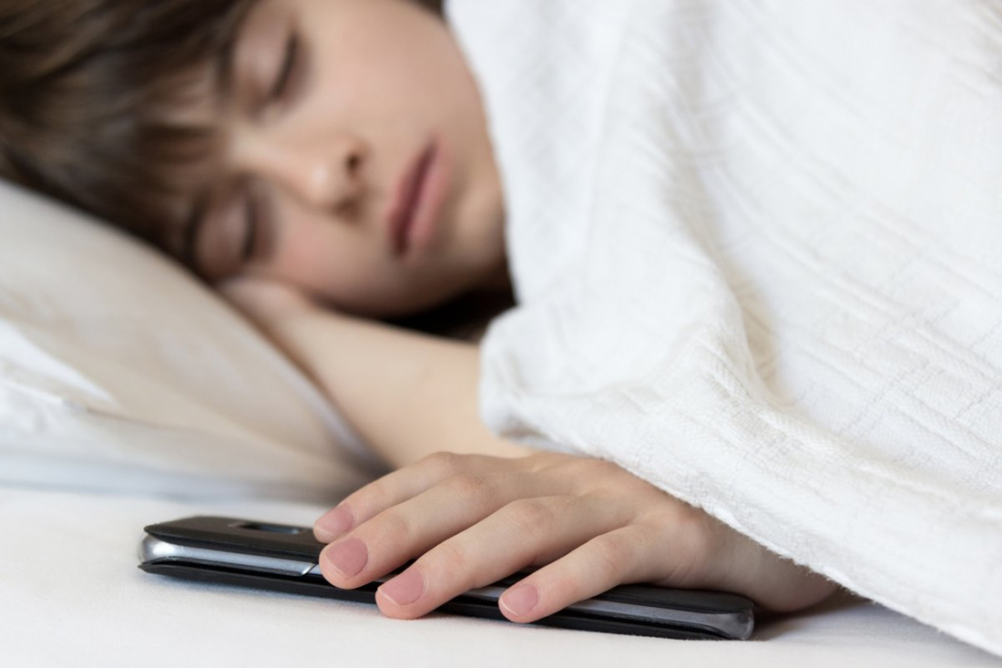 Ученые доказали, что оставленный в спальне смартфон разрушает сон, повышает давление и бьет по психике