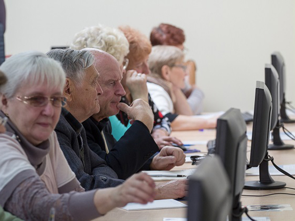 Узнали, сколько пожилых белорусов пользуется интернетом