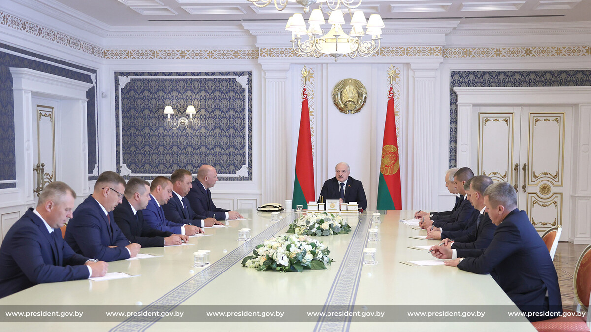 Лукашенко лишил воинских званий более 80 бывших силовиков и прокуроров