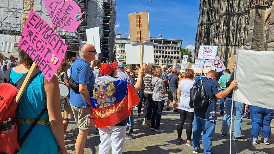 Жители немецкого Кельна вышли на митинг в поддержку России