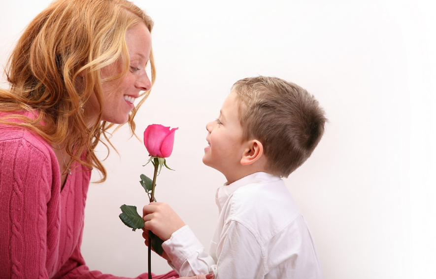 Гомельский областной исполнительный комитет и областной Совет депутатов сердечно поздравляют дорогих женщин с Днём матери!