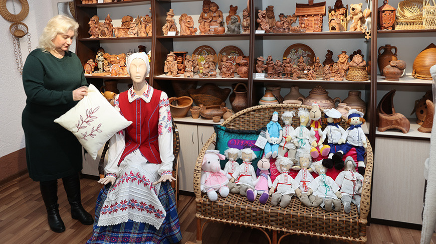 Фотофакт. На Мозырской фабрике художественных изделий изготавливают оригинальные сувениры из лозы и керамики