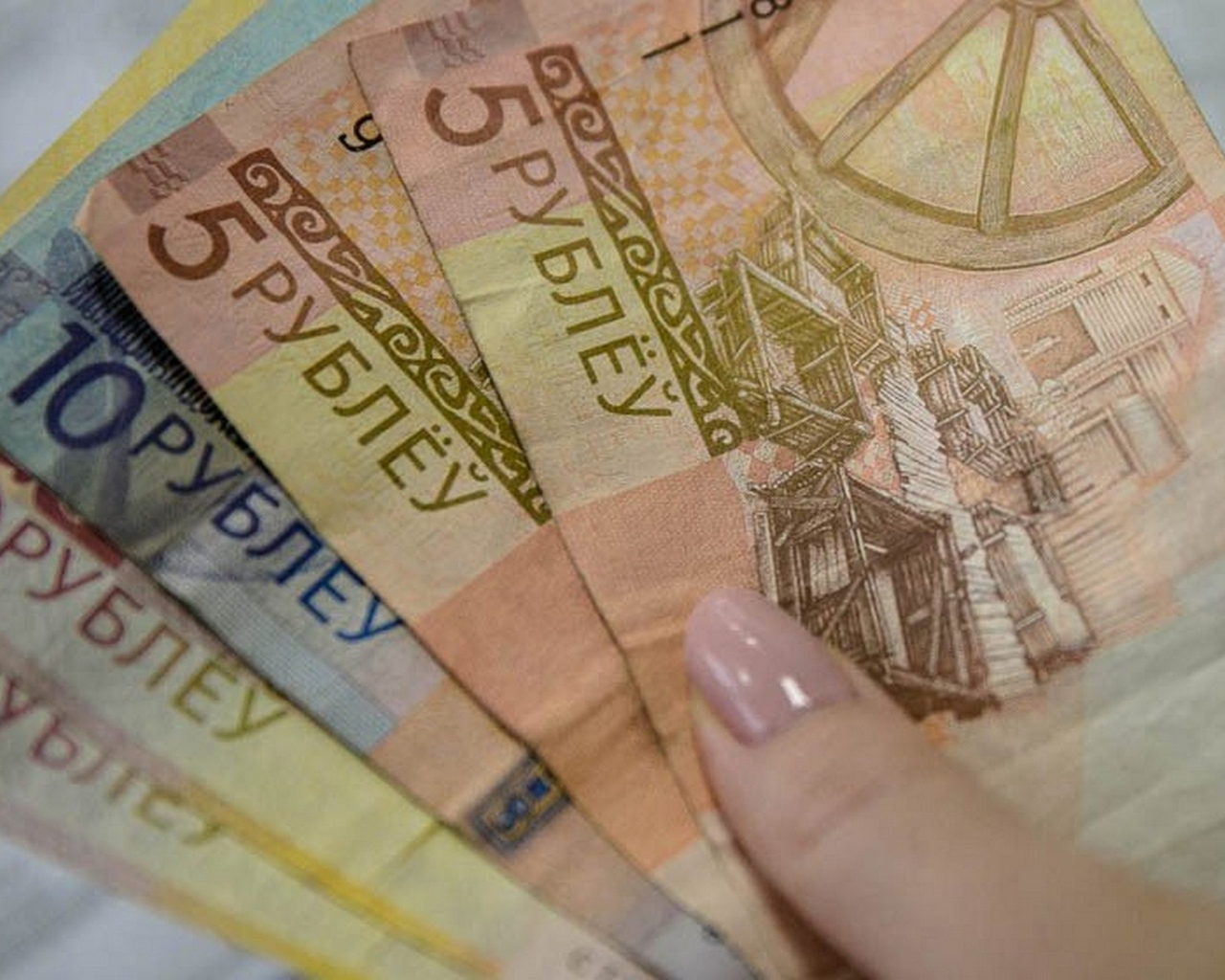 Доллар и российский рубль подорожали, евро подешевел