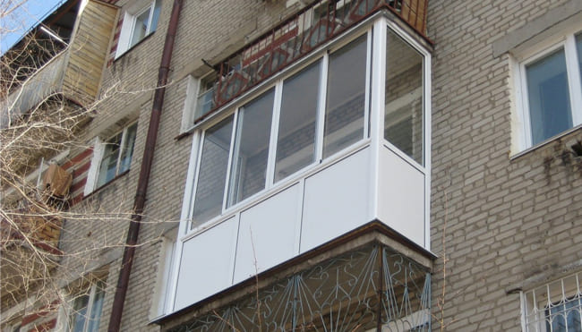 В Гомеле 14-летняя девочка снимала вещи на балконе и выпала с 4 этажа