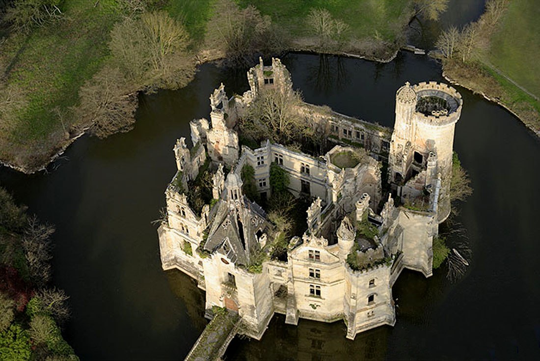 6,5 тысяч человек купили замок во Франции и теперь не знают – что делать