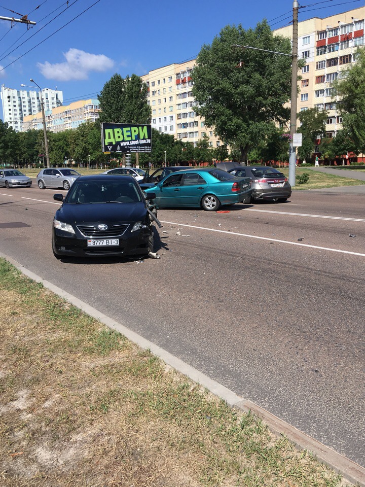 Сразу четыре автомобиля столкнулись на Речицком проспекте