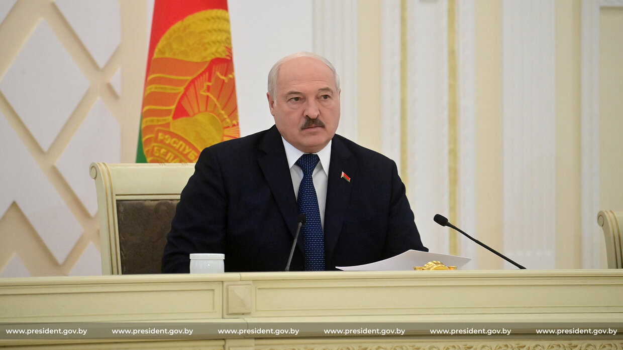 Лукашенко сказал, почему белорусам надо работать, сжав зубы