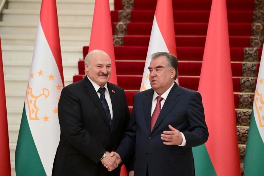 Лукашенко вылетел в Таджикистан на переговоры с Рахмоном
