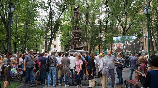 В центре Харькова открыли памятник Людмиле Гурченко