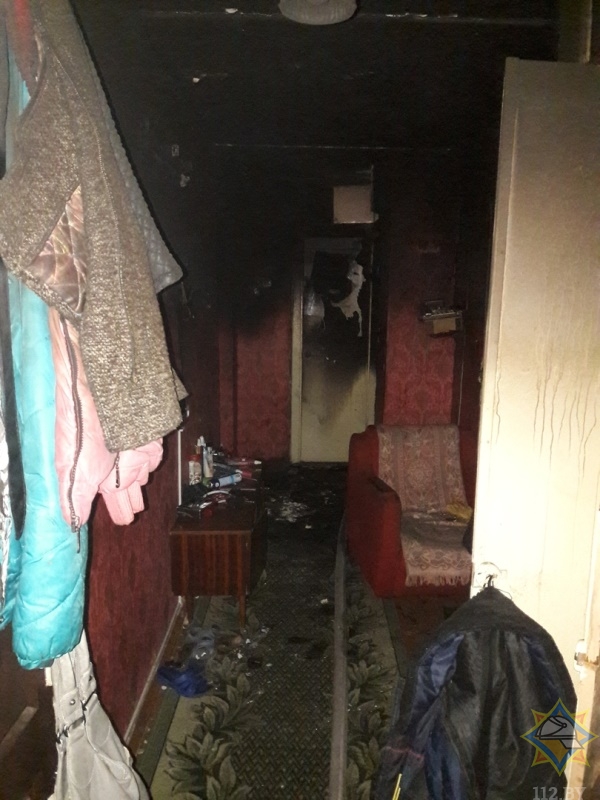 В Чечерске ночью горела квартира в многоэтажке – хозяев спасли сотрудики МЧС