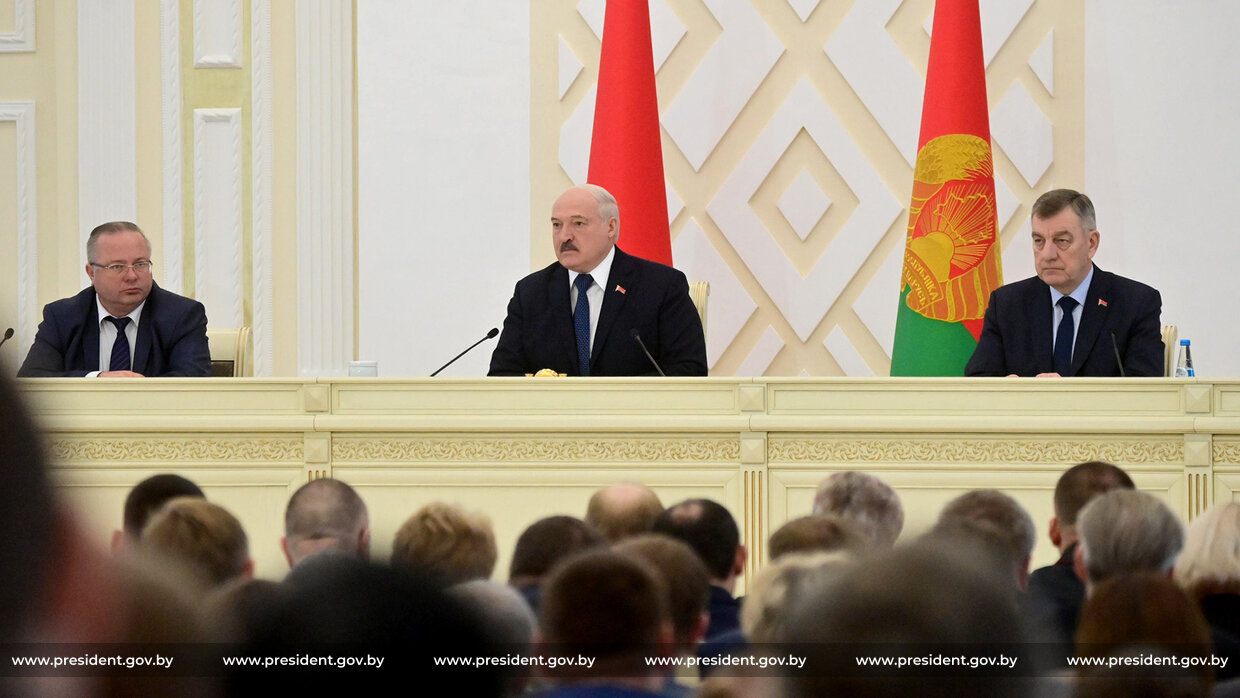 Лукашенко сказал, что у него не было богатых родственников