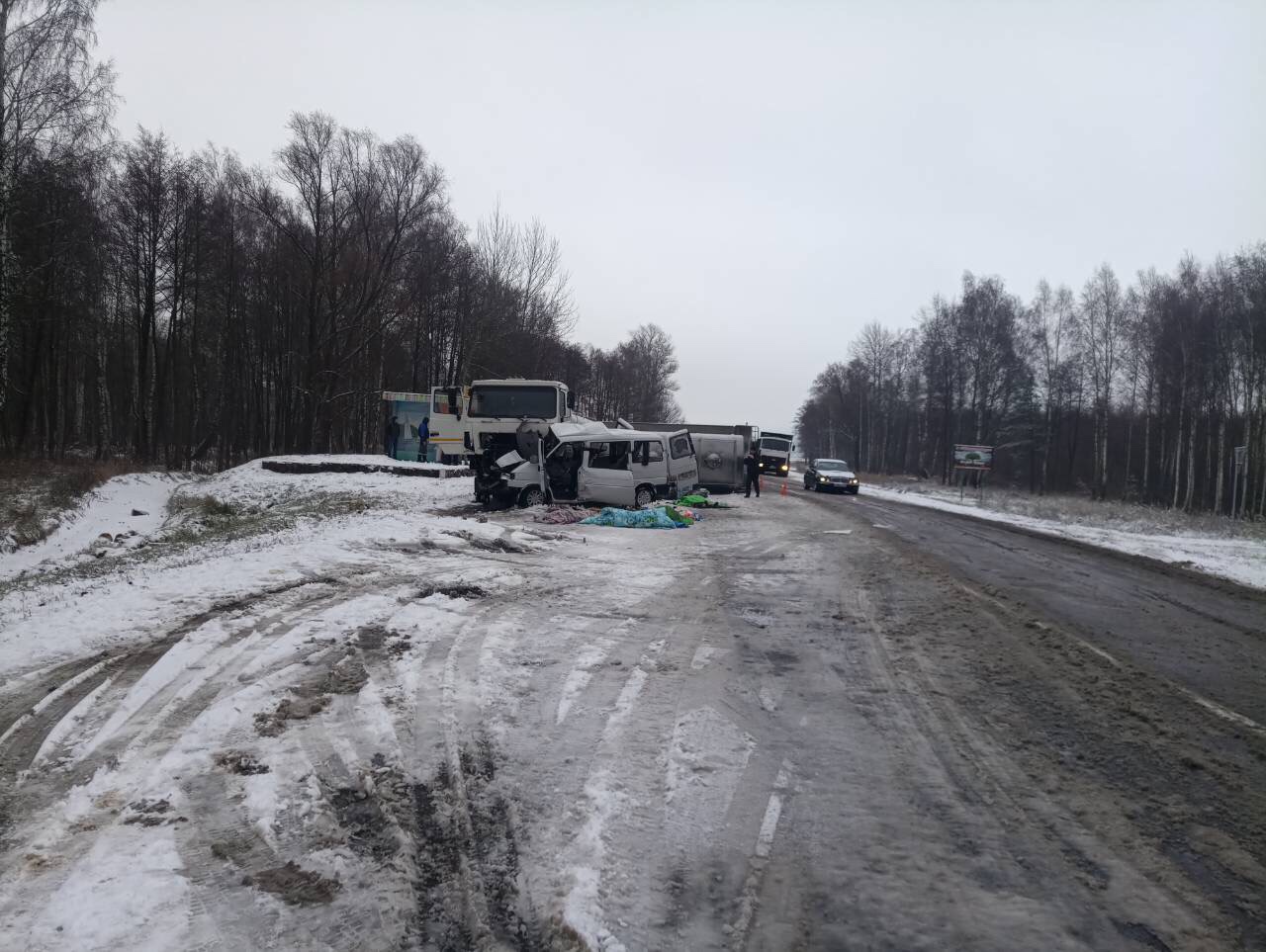 Пять человек погибли. МАЗ смял микроавтобус в Калинковичском районе (обновлено)