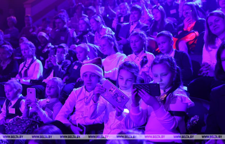 На губернаторскую елку Гомельщины в цирк пришло посмотреть более 1 300 ребят