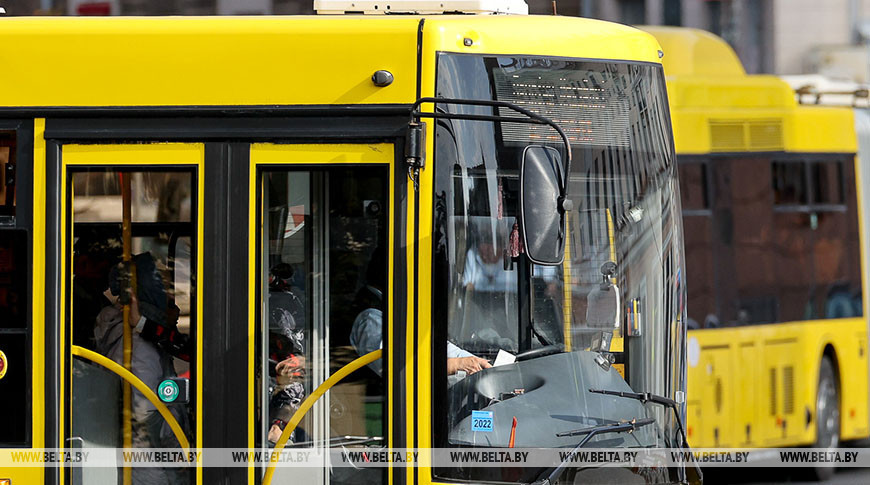 В Гомеле пассажирка не удержалась и упала в автобусе при торможении перед светофором