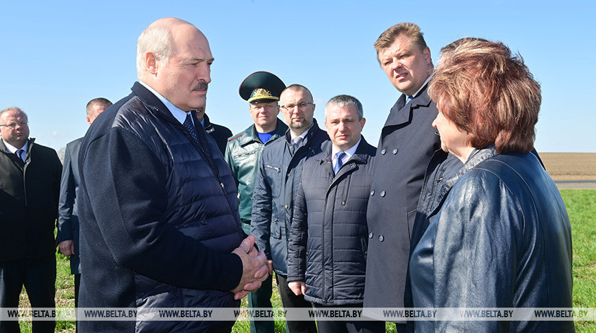 Поездку в Чечерск Лукашенко начал с ознакомления с ситуацией в сельском хозяйстве