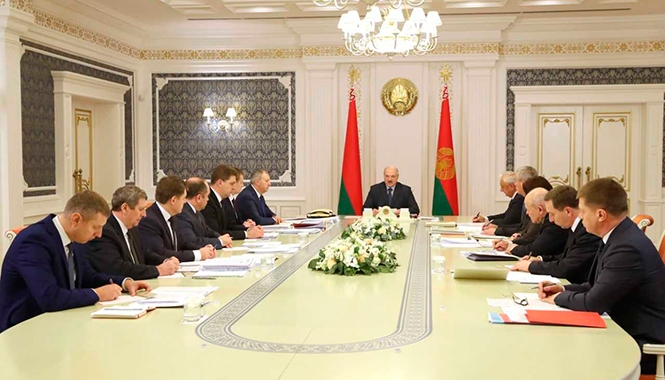 Президент Беларуси провел совещание с руководством Совета Министров