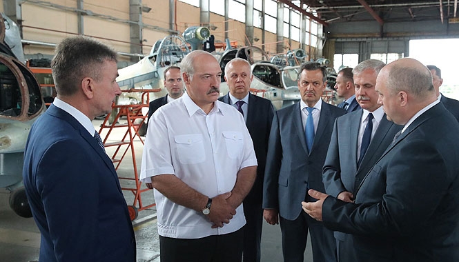 Лукашенко требует восстановить эффективную работу Оршанского авиаремонтного завода