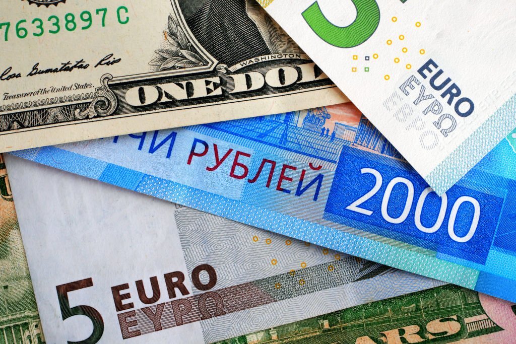 Российский рубль подорожал, евро, доллар и юань упали в цене на торгах 27 июня
