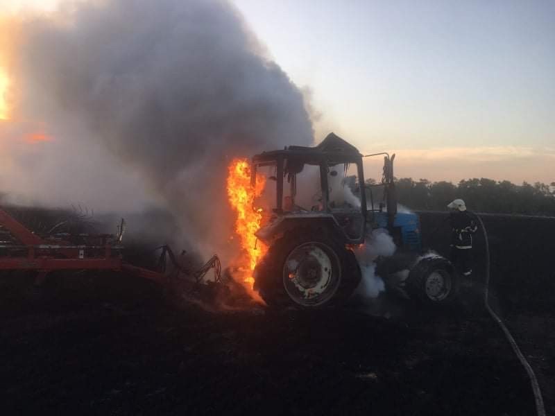 В Буда-Кошелевском районе прямо в поле загорелся трактор