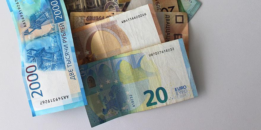 В начале недели на торгах 4 декабря евро и российский рубль подешевели, доллар и юань подорожали