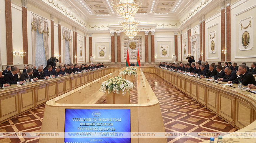 Лукашенко охарактеризовал ситуацию в современном мире емким словом "война"