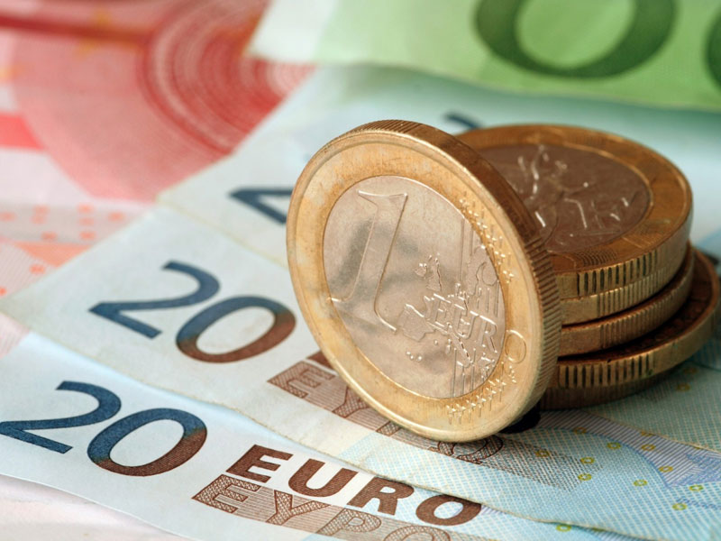 15 ноября доллар и евро подорожали, российский рубль подешевел