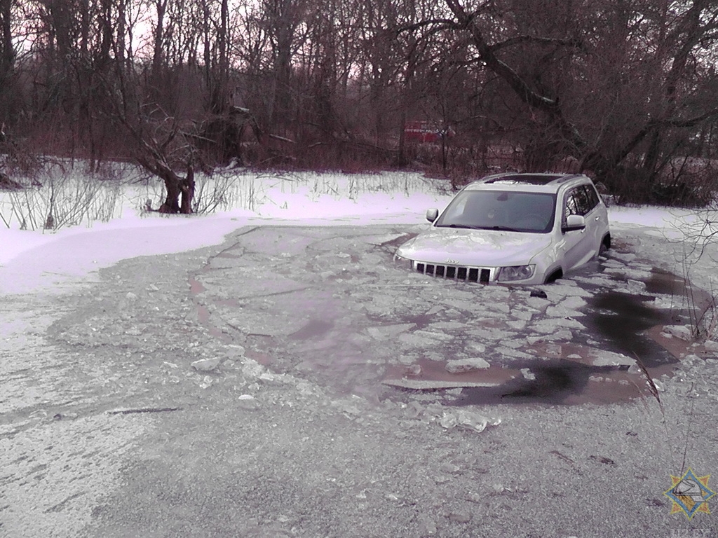 В пойме Березины под лед провалился Jeep (видео) 
