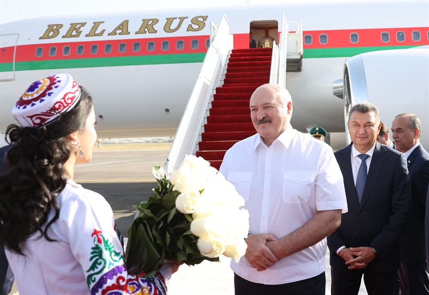 "Как к себе домой". Лукашенко прилетел с официальным визитом в Таджикистан