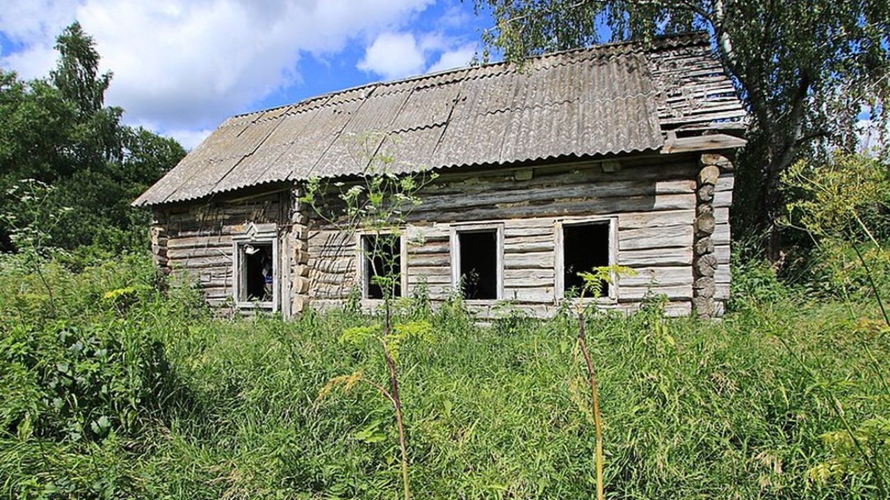 Лукашенко подписал указ об отчуждении пустующих домов на селе. Что изменяется и по какой цене их можно будет купить?