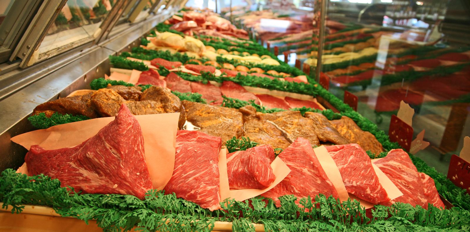 Снизить стоимость мясных продуктов в магазинах можно за счёт сокращения издержек производства
