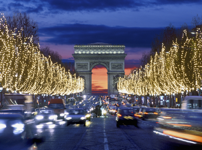 В Париже включили новогоднюю иллюминацию 