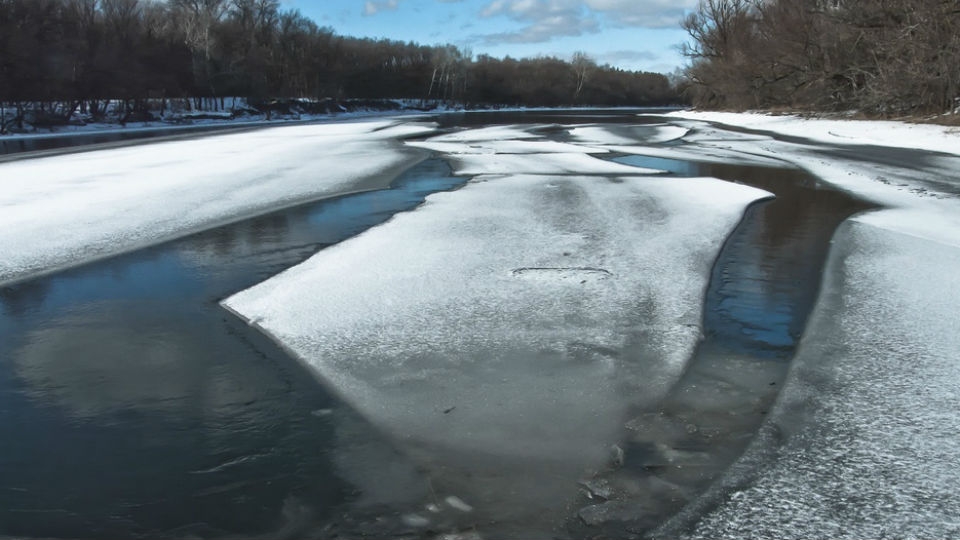В Лоевском районе двое рыбаков провалились под лед