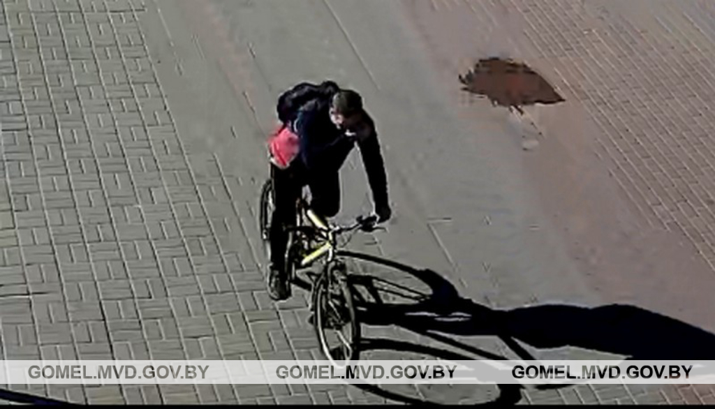 Видео. В Гомеле ищут велосипедиста, который причинил девушке телесные повреждения