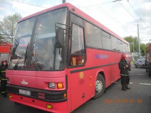 Спасатели доставали пенсионерку из под автобуса в Гомеле