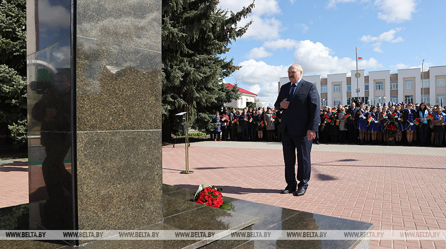 "Они сознательно жертвовали собой во имя жизни других" - Лукашенко почтил память ликвидаторов аварии на ЧАЭС